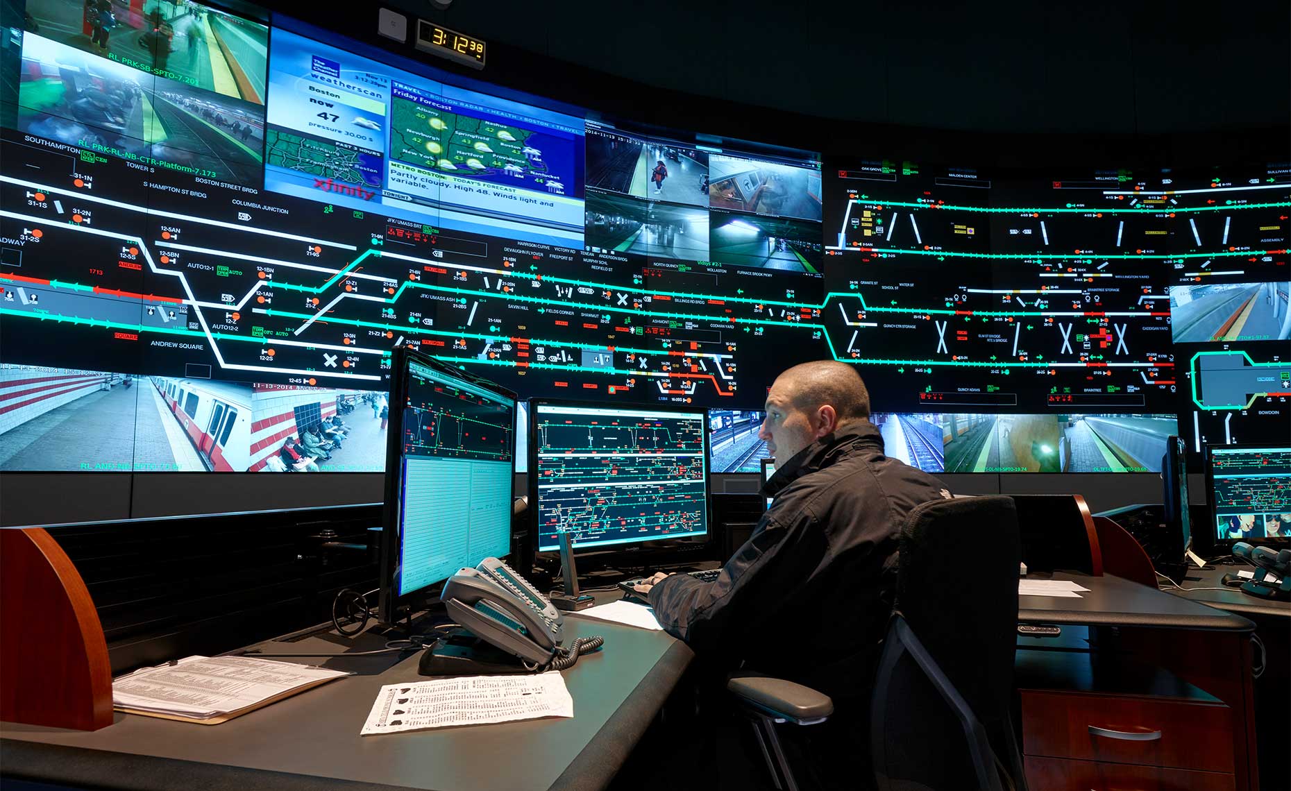 Man in Boston MBTA Control Room-CF006793-Vistacom-IPAng